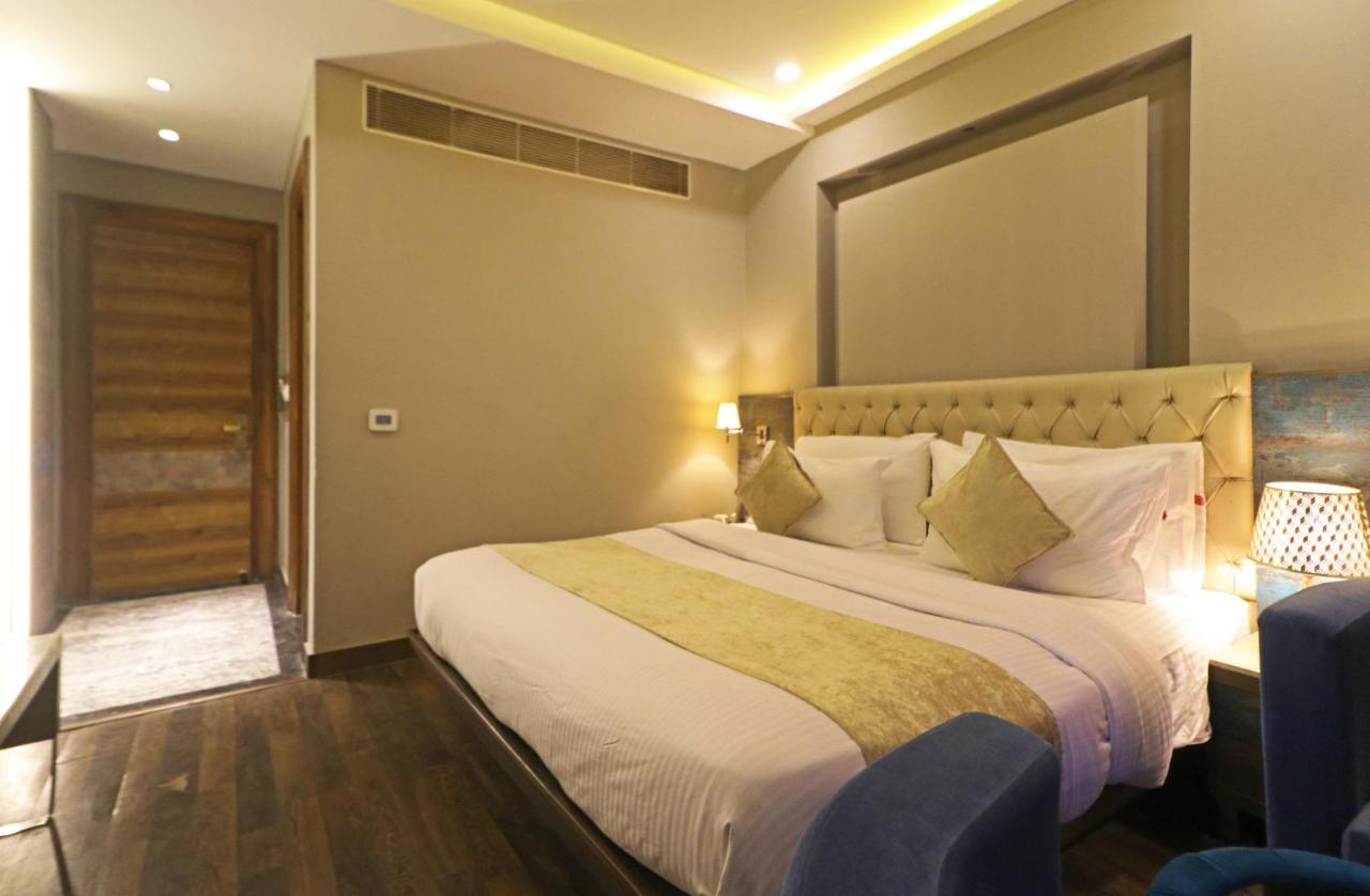 The Ivy Grand Hotel In City Centre With Free Secured Parking Ню Делхи Екстериор снимка