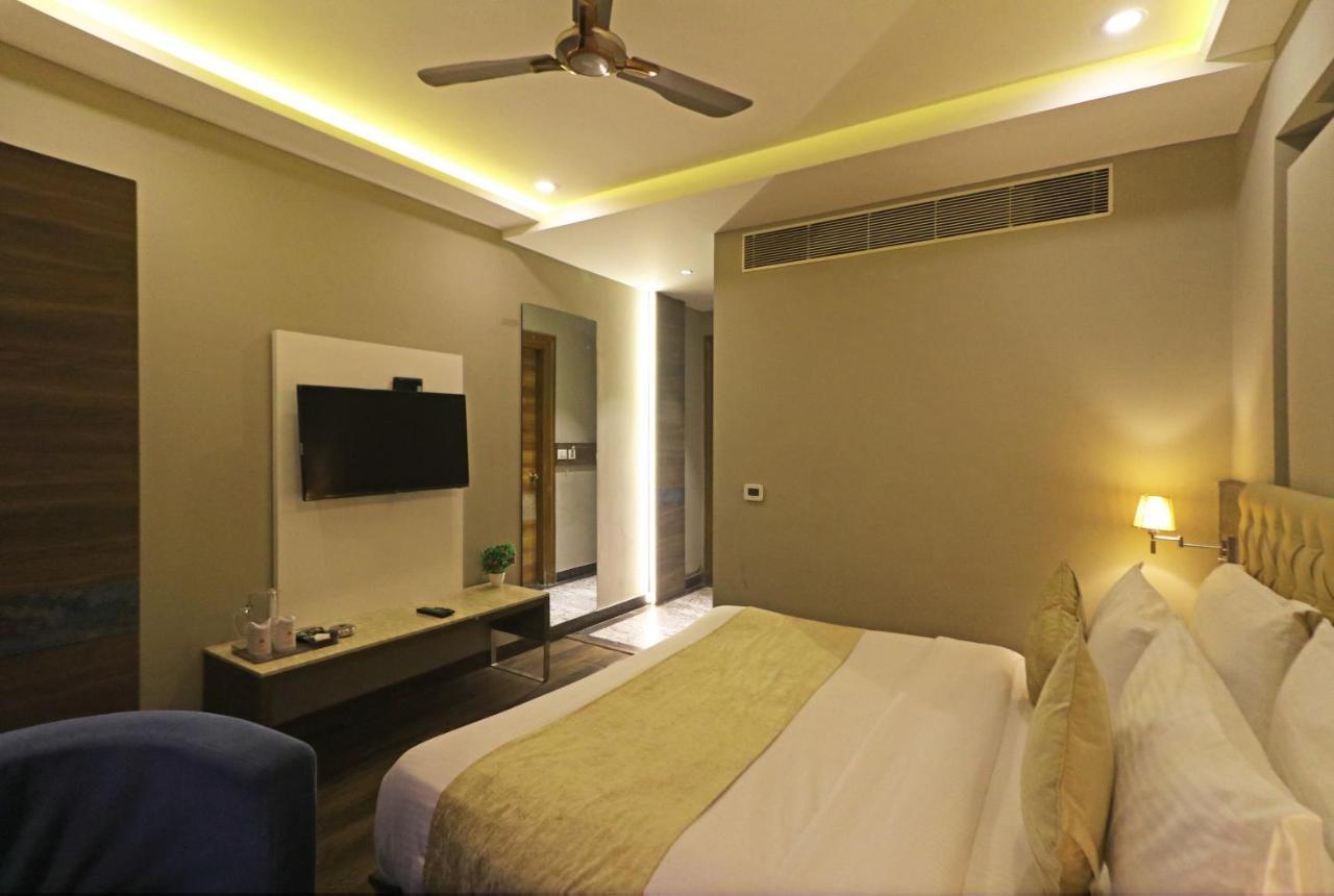 The Ivy Grand Hotel In City Centre With Free Secured Parking Ню Делхи Екстериор снимка