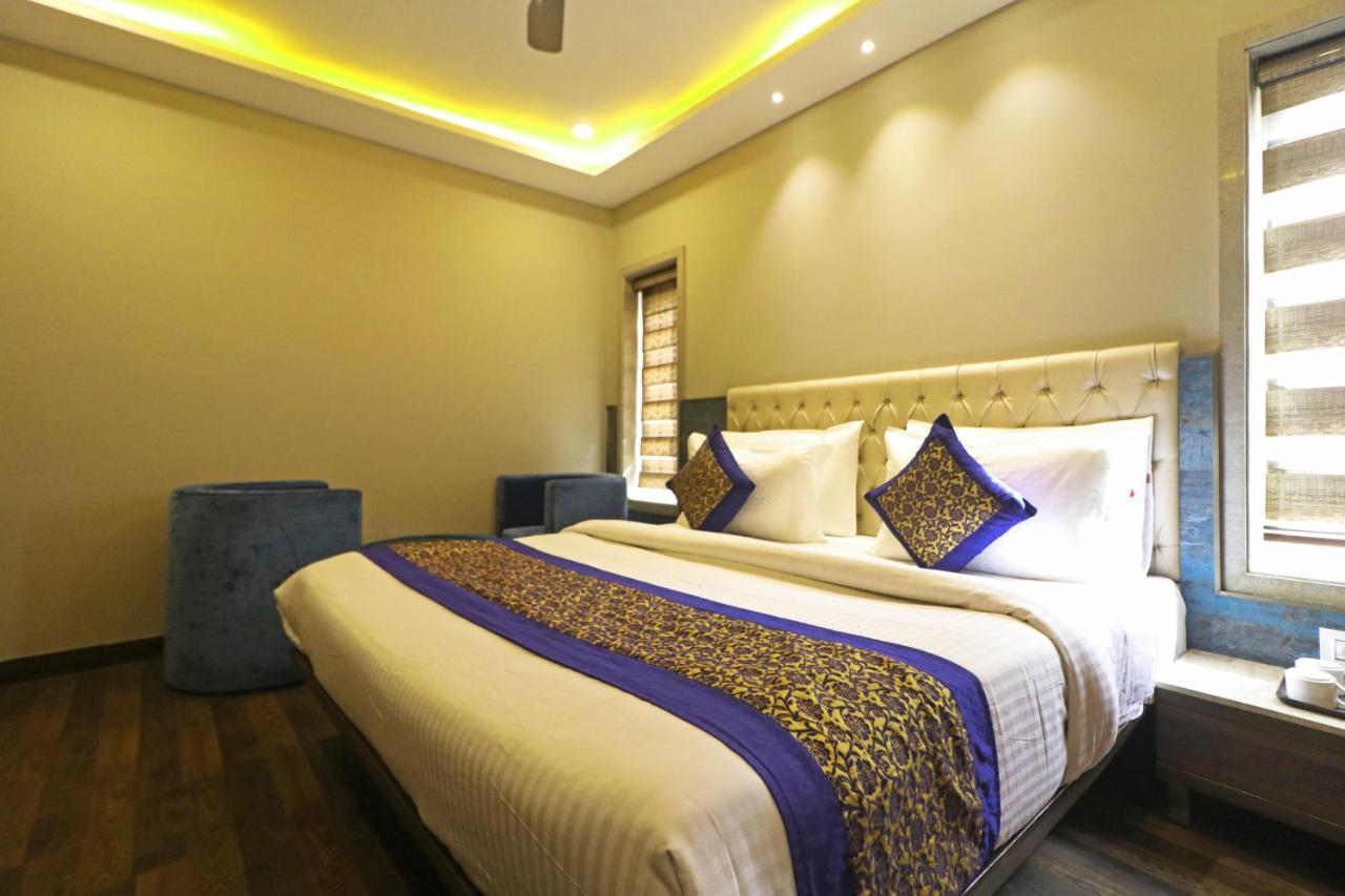 The Ivy Grand Hotel In City Centre With Free Secured Parking Ню Делхи Екстериор снимка