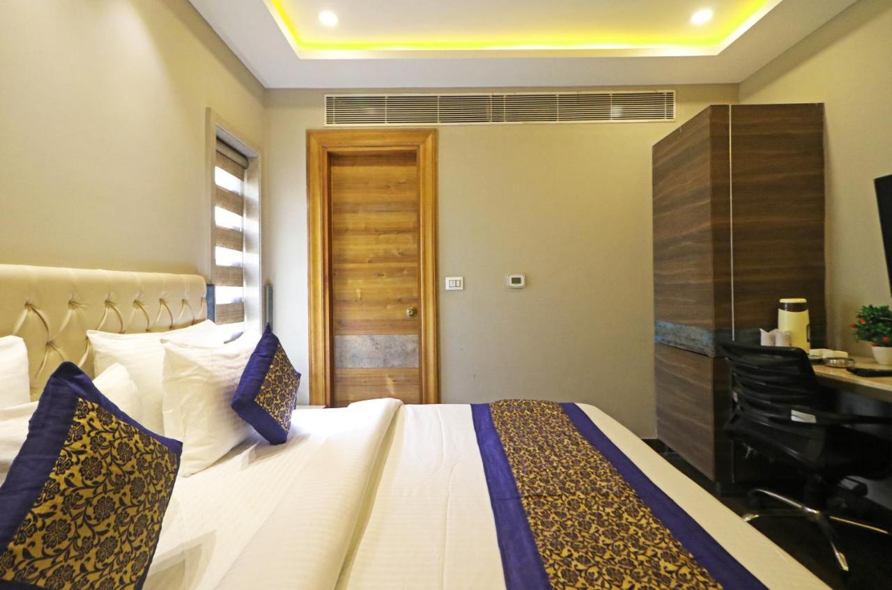 The Ivy Grand Hotel In City Centre With Free Secured Parking Ню Делхи Екстериор снимка