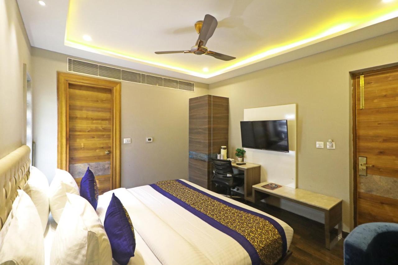 The Ivy Grand Hotel In City Centre With Free Secured Parking Ню Делхи Екстериор снимка