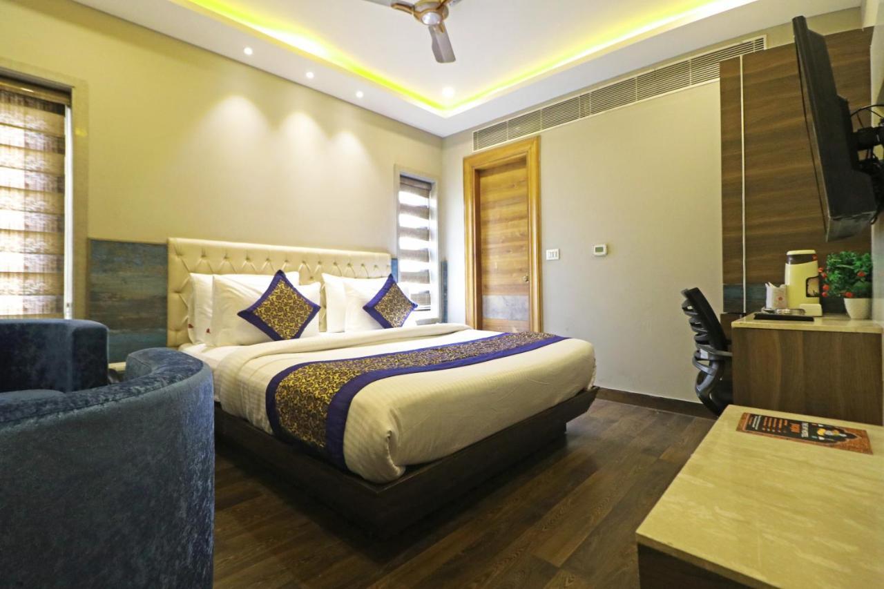 The Ivy Grand Hotel In City Centre With Free Secured Parking Ню Делхи Екстериор снимка