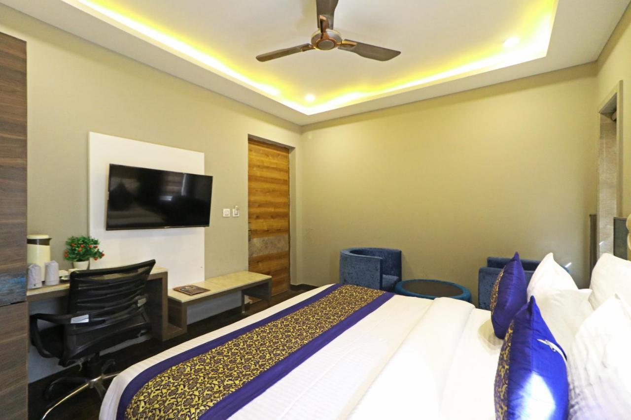 The Ivy Grand Hotel In City Centre With Free Secured Parking Ню Делхи Екстериор снимка