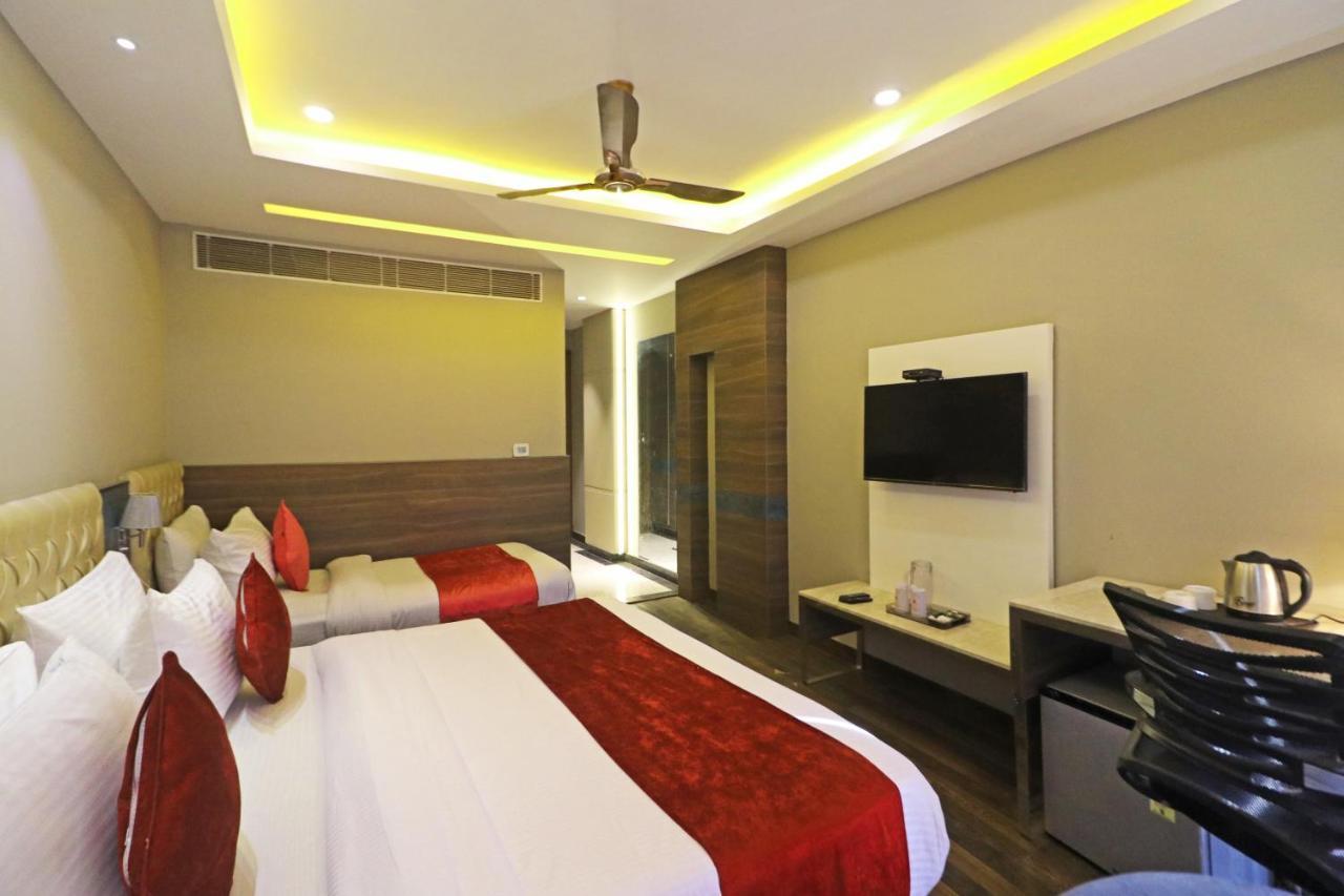 The Ivy Grand Hotel In City Centre With Free Secured Parking Ню Делхи Екстериор снимка