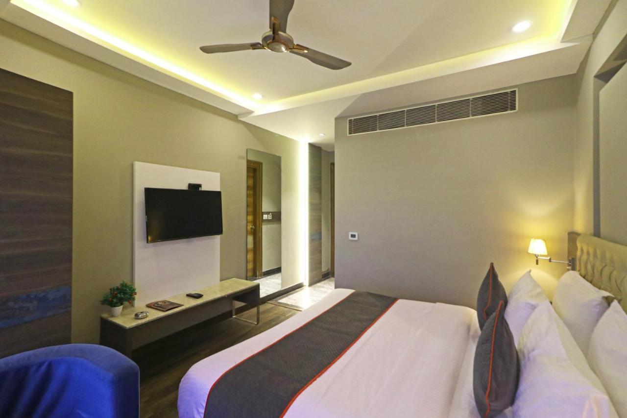 The Ivy Grand Hotel In City Centre With Free Secured Parking Ню Делхи Екстериор снимка