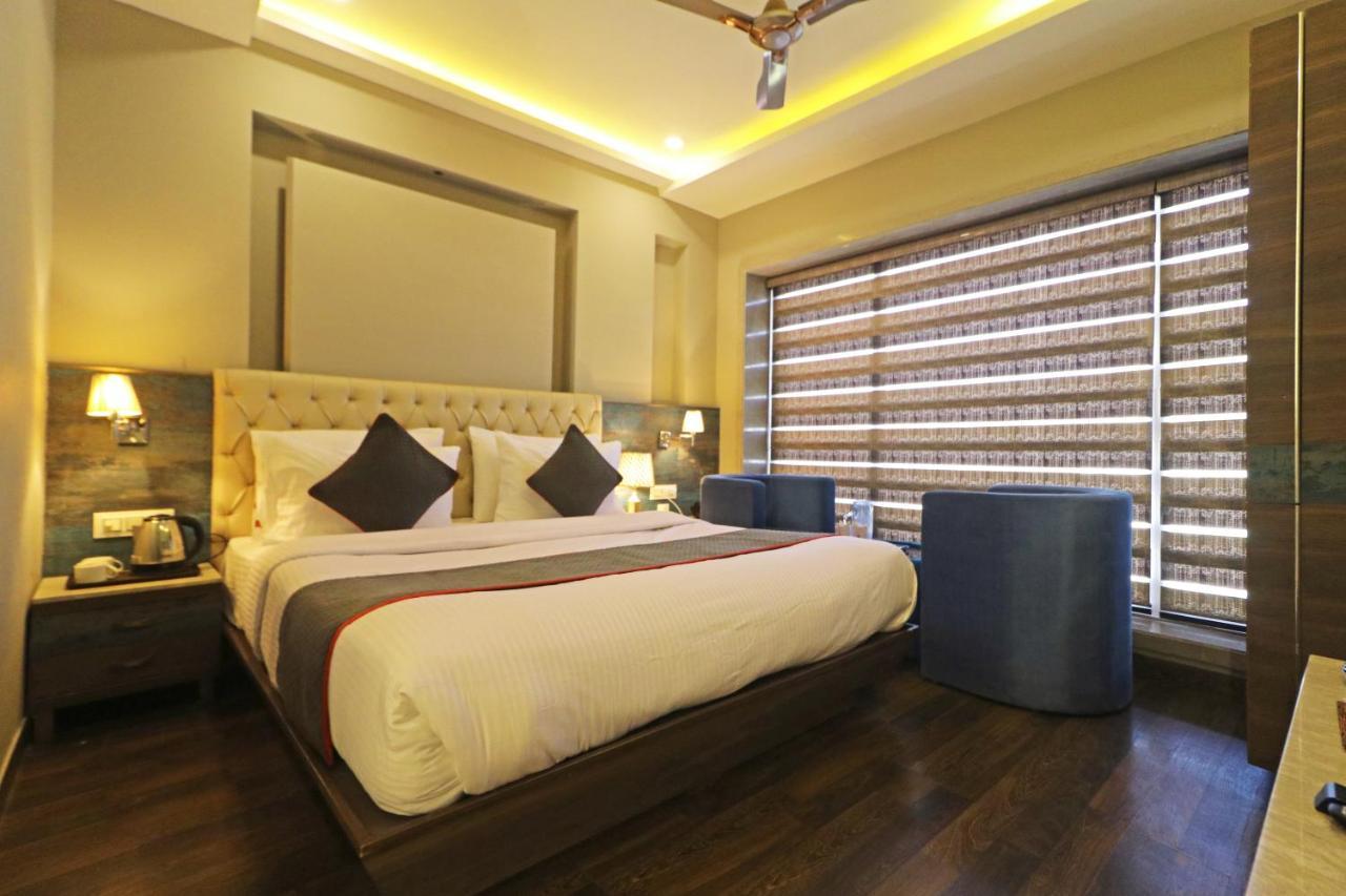 The Ivy Grand Hotel In City Centre With Free Secured Parking Ню Делхи Екстериор снимка
