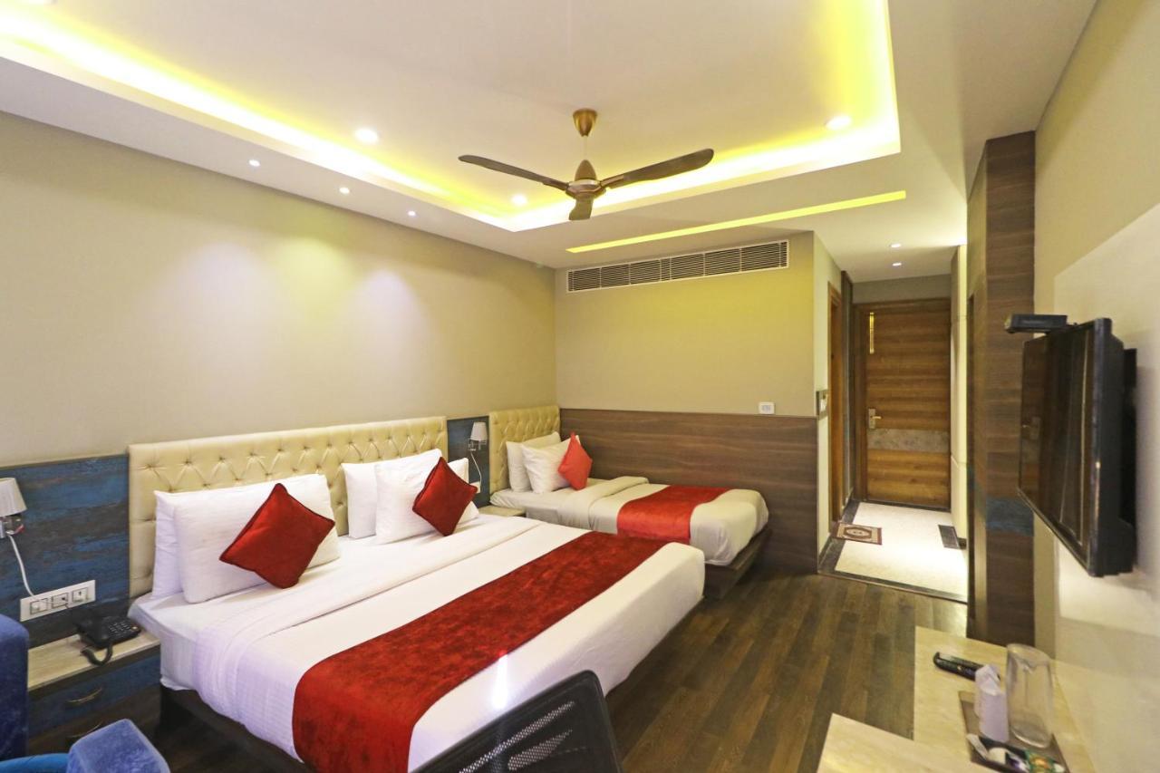 The Ivy Grand Hotel In City Centre With Free Secured Parking Ню Делхи Екстериор снимка